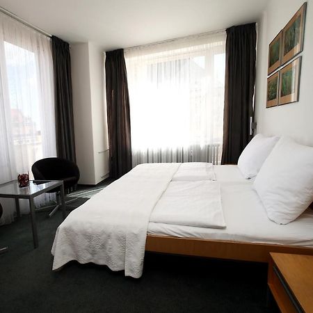Hotel Central Plzen Bagian luar foto